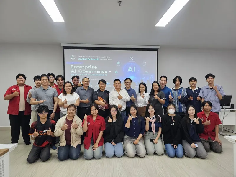 ถ่ายภาพร่วมกับผู้เข้าอบรมหลักสูตร Enterprise AI Governance
