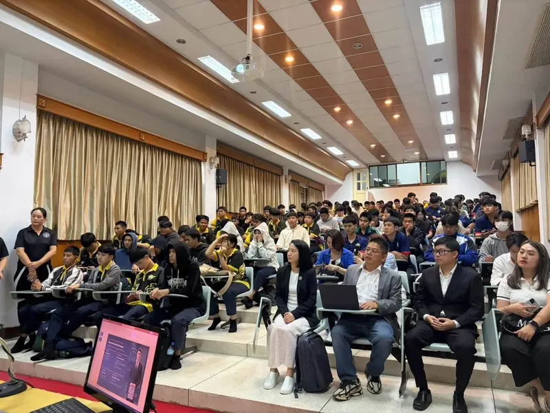 บรรยายในหอประชุมให้นักศึกษา