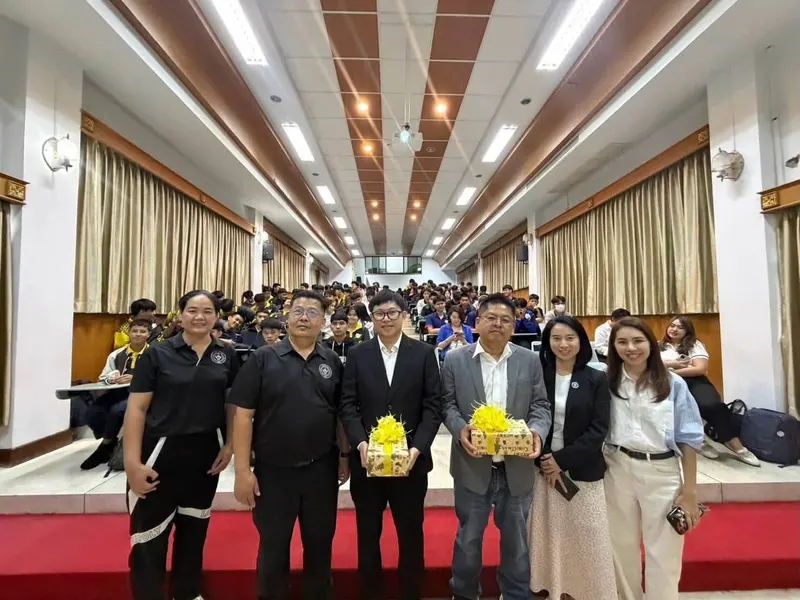 วิทยากรรับมอบของที่ระลึกหลังการบรรยาย