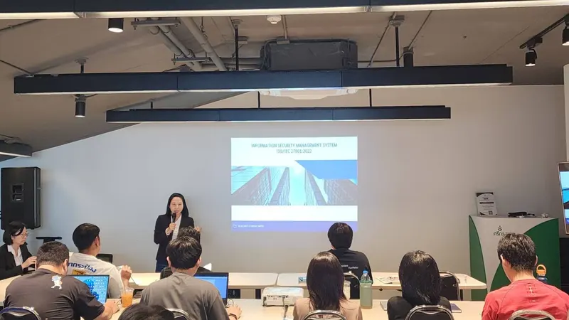 บรรยายเรื่องระบบบริหารความมั่นคงปลอดภัยสารสนเทศให้ทีมงาน